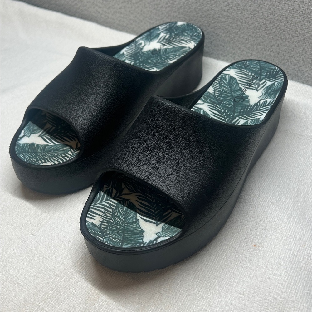 BareTraps Black Platform Slide Sandals with Green Leaf Insole - Picture 2 of 7